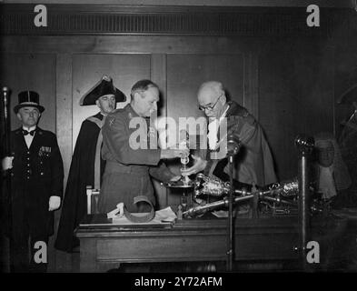 Liberté de Hastings conférée au maréchal. Vicomte Montgomery d'Alamein aujourd'hui. Lorsque le conseiller municipal F. W Chambers lui présenta un morceau de plaque gravé avec les noms de ses victoires ornées de tableaux en émail de navires de combat des Cinque ports, surmontés d'une figure dorée de Saint Michel (saint patron de Hastings) ; le vicomte Montgomery recevant la liberté de l'arrondissement du Maher, Cllr Chambers lors d'une réunion spéciale du conseil municipal au pavillon de roche blanche. 8 mars 1946 Banque D'Images