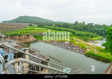 Le barrage d'Ubonratana à Khon Kaen, en Thaïlande, est un magnifique réservoir connu pour ses paysages pittoresques et ses diverses possibilités de loisirs. Banque D'Images