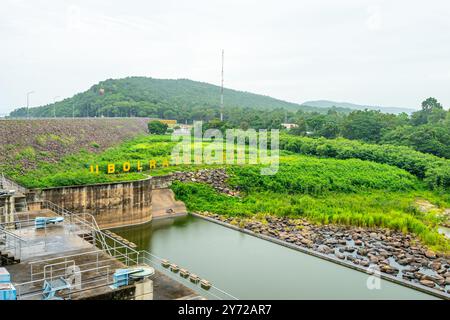 Le barrage d'Ubonratana à Khon Kaen, en Thaïlande, est un magnifique réservoir connu pour ses paysages pittoresques et ses diverses possibilités de loisirs. Banque D'Images