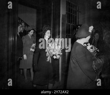 La Reine à Covent Garden. La reine avec la princesse Margaret Rose et la princesse Elizabeth partant au Royal Opera House, Covent Garden, ce matin. 23 février 1946 Banque D'Images