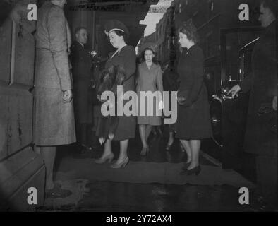 La Reine à Covent Garden. La reine avec la princesse Margaret Rose et la princesse Elizabeth arrivant au Royal Opera House, Covent Garden, ce matin. 23 février 1946 Banque D'Images