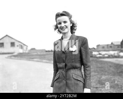 Chicago Bound épouses des militaires américains naviguent vers les États-Unis sur le s / s Washington sur Sudnay 24 février. Ici, ils sont photographiés au camp de réception de Tidworth, en attendant la prochaine étape de leur voyage. Images montrent : Mme Jill Mirabella du 35 Stanfield Estate, Fort Road, Londres, S.E. qui était Mlle Jill Etherington est en route pour rejoindre T/4 Joseph Mirabella. 21 février 1946 Banque D'Images