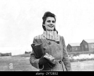 Chicago Bound épouses des militaires américains naviguent vers les États-Unis sur le s / s Washington sur Sudnay 24 février. Ici, ils sont photographiés au camp de réception de Tidworth, en attendant la prochaine étape de leur voyage. Images : Mme Gladys graves, qui était Mlle Gladys Butler, du 4 Zouch avenue, Tidworth. Elle est en route pour rejoindre le P/fc Edward graves. 21 février 1946 Banque D'Images