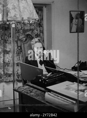 Diana en affaires. Mme Richard Tauber ouvre un studio. L'actrice de scène et de cinéma Diana Napier (Mme Richard Tauber) a fait son entrée en affaires, sous le nom de Diana Studios. Mme Tauber a ouvert un studio d'art général à Beauchamp place, près de Brompton Road, à Londres. La co-directrice de la nouvelle compagnie est sa sœur cadette, Miss Edith Crisp. Mme Tauber, dont le mari chanteur de concert est à l'hôpital Guys, après une opération, a des artistes britanniques et continentaux dans son personnel et a l'intention de faire des décors de cinéma et de théâtre de décoration intérieure. Expositions de photos, Mme Richard Tauber discute de quelques dessins soumis avec un client ov Banque D'Images