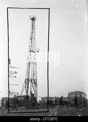 Puits de pétrole à Londres. Le forage a commencé aujourd'hui (mercredi) à Gibbons Road, Willesden, Londres, où il y a un champ pétrolier présumé dans la Gibbons Road, Recreation Ground. Le forage est à une profondeur de 4000 pieds. Le derrick texan de quatre-vingt-quatre pieds sur le champ pétrolifère de Willesden aujourd'hui, mercredi. 5 novembre 1947 Banque D'Images