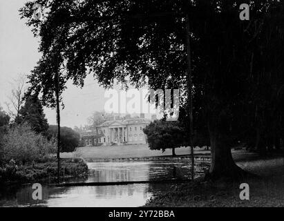 La nouvelle image de Broadlands. Il a été annoncé que SAR la Princesse Elizabeth et le Lt Philip Mountbatten, R.N., passeront la première partie de la lune de miel au 18ème siècle, Romsey, Hants, maison du comte et de la comtesse Mountbatten. La maison, Broadlands, est utilisée en partie comme annexe à l'hôpital Royal South Hants, et il y a 72 cas chirurgicaux. Les expositions de photos, le côté ouest des Broadlands, reflétées de façon pittoresque dans le River test. 28 octobre 1947 Banque D'Images