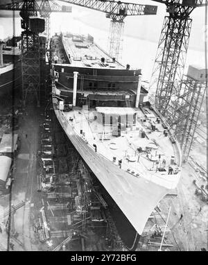 Sera lancé par la princesse Elizabeth. Les arrangements définitifs pour le lancement du paquebot Caronia de la Cunard White Star, le plus grand navire construit depuis la guerre, sont presque terminés au célèbre chantier naval Clydebank de John Browns. Jeudi prochain son Altesse Royale la Princesse Elizabeth enverra le grand navire, épuré et de 34 000 tonnes de déplacement, sur les cales pour avoir un premier goût de l'eau. Les chaînes traînantes utilisées dans le lancement des sœurs géantes de Caronia, la 'Queen Elizabeth' et la 'Queen Mary', ou sont réutilisées pour cette dernière recrue du service passagers de l'Atlantique Nord. Pho Banque D'Images