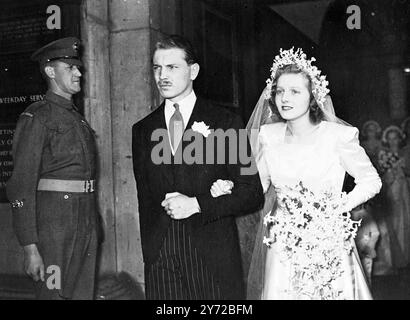 Marié à St Martins St Martin's in the Fields était cet après-midi (mardi) la scène du mariage du capitaine l'honorable David Alan Bethell, MC, Scots Guards, fils de feu l'honorable Richard Bethell et de l'honorable Mme Bethell, du 6 Hyde Park Crescent, et Ursila, fille de 23 ans de l'honorable Robert et Lady Serena James, de Richmond Yorks. Le marié est aide de camp à H R H le duc de Gloucester. Les invités distingués au mariage et à la réception qui a suivi à l'hôtel Savoy étaient leurs Altesses Royales la Princesse Elizabeth et la Princesse Margaret. Spectacles de photos, la mariée et mariée leav Banque D'Images