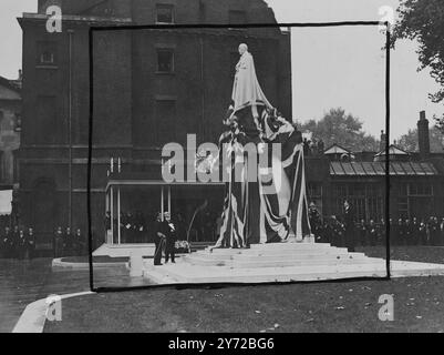 King dévoile le mémorial de son père. Malgré la pluie qui est tombée ce matin. Une foule nombreuse de personnes s'est réunie pour regarder le roi dévoiler la statue du Mémorial à son père, le roi George V, à Abingdon Street, Westminster, aujourd'hui (mercredi). Parmi les membres de la royauté présents, on compte la reine Mary, la reine, les princesses Elizabeth et Margaret. La simplicité, dont le regretté Roi Lot, a été la clé de voûte de la cérémonie avec seulement une fanfare de trompettes à l'arrivée et au départ du Roi et de la Reine pour ajouter du pageantry au programme. Des photos montrent, le roi, debout à la base. La statue, dévoilée Banque D'Images