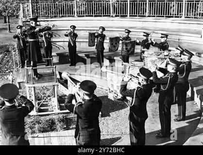 Répétitions fanfare pour le mariage royal. La princesse Elizabeth, qui a elle-même choisi la musique pour son mariage avec le Lt Mountbatten à l'abbaye de Westminster le mois prochain, fera sonner une fanfare de trompettes à l'arrivée du roi et de la mariée à l'abbaye. Cette fanfare, ainsi que deux autres, sonnées pendant le service, ont été composées pour l'occasion par le maître de la musique des rois, Sir Arnold Bax, et seront jouées par des membres de l'École royale militaire de musique. Les trompettistes ont tenu une répétition ce matin. Sous la direction de leur chef d'orchestre, le capitaine M Roberts, directeur de la musique au Kneller Hall, Twickenham, où t Banque D'Images