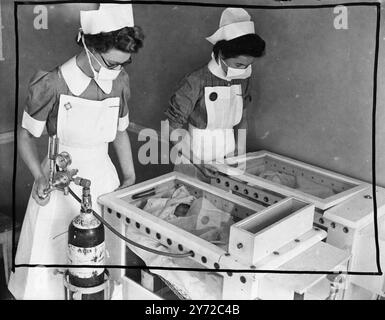 Le garçon, qui avec trois filles a formé les quads nés à Alexandra Nursing Home, Devonport, de Mme Nan Robinson, 27 ans épouse du maître Stoker Robinson, maintenant en service dans le croiseur 'Norfolk' à Mombasa, est maintenant mort. Les 3 filles, Ann, Vera et Janet sont rapportées pour «aller de l'avant». Après avoir été portés, les bébés ont été immédiatement mis dans des incubateurs et mis sur un régime spécial. Les images montrent : les 3 enfants survivants de la naissance de Mme Nan Robinson, photographiés dans leurs incubateurs à la maison de retraite Alexandra, où ils sont signalés comme étant en bon état. 14 octobre 1947 Banque D'Images