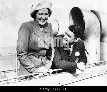 Lady Jean Sybil Violet Graham, fille de 26 ans du duc et de la duchesse de Montrose, s'est mariée à l'église paroissiale de Kilbridge, Brodrick, île d'Arran, au colonel John Patrick Ilbert Fforde, inspecteur général adjoint, police palestinienne. La mariée et le marié sont plus de 6 pieds de haut. Images : le couple marié a pris la photo à bord du bateau à vapeur quittant l'île d'Arran pour leur lune de miel après leur mariage à l'église paroissiale de Kilbridge hier. 10 octobre 1947 Banque D'Images