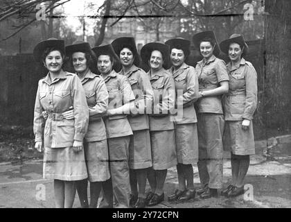 Un grand groupe de filles de la N.A.A.F.I sera bientôt au travail à Singapour pour la première fois dans l'histoire de la NAAFI en extrême-Orient. Ils sont membres de l'E.F.I (Expeditionary Forces Institutes) qui a gagné le surnom de «cantine comandos». sur les différents fronts de guerre. - - - - - Photos : certaines des filles à un défilé de kitting Up à Londres quand ils ont reçu des uniformes tropicaux. - - De gauche à droite:- Cpl. D Howart, Cpl. S. Kelly, Cpl V Jackson, Cpl J.E.Smith, Cpl M.E.Myerscough, Sgt J. Lee, Ste ME Oldham, sergent d'état-major E.G.Wakefield. - - 12 février 1946 - - 12 février 1946 Banque D'Images