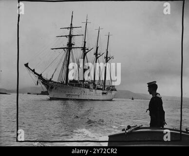 La première unité de la marine brésilienne à visiter le Royaume-Uni depuis 1936, est arrivée à Plymouth hier. Il est le navire d'entraînement naval à quatre mâts Almirante Saldane sous le commandement du Capitao de Mare Juerra Hugo de Pontes, et avec un équipage de 370 officiers et hommes. Il restera au port du Devonshire pendant sept jours, et les navires complètent World Visit Dartmouth et d'autres établissements navals et lieux d'intérêt dans et autour de Plymouth. 30 septembre 1947 Banque D'Images