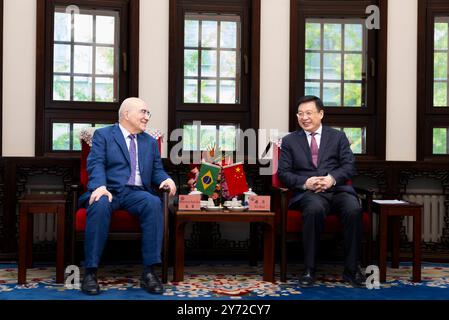 Pékin, Chine. 27 septembre 2024. Le président de l'agence de presse Xinhua, Fu Hua, rencontre l'ambassadeur brésilien en Chine, Marcos Galvao, à Pékin, capitale de la Chine, le 27 septembre 2024. Crédit : Huang Jingwen/Xinhua/Alamy Live News Banque D'Images