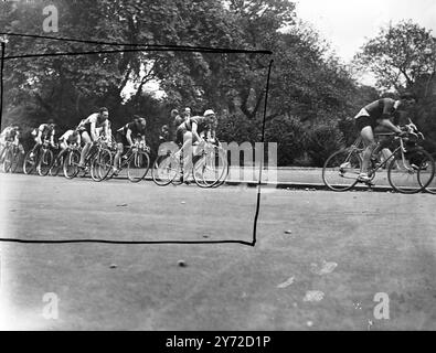 Départ massif de Londres. Pour la première fois depuis le déclenchement de la guerre, environ 75. Cycliste s’est aligné à Battersea Park cet après-midi (samedi), pour le championnat de course sur route de départ en masse de la National Cyclists Union, London centre. La course s'étend sur une centaine de kilomètres environ 62 1/4 miles. Des photos montrent, quelques-uns des coureurs participant à la course sur route d'aujourd'hui au Battersea Park, photographiés, peu après le départ. 20 septembre 1947 Banque D'Images