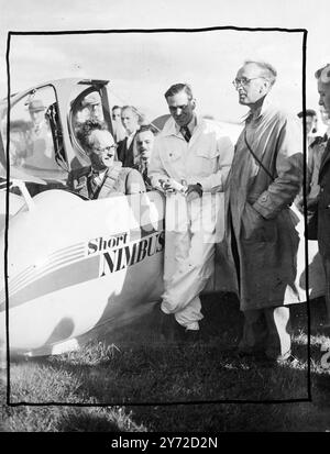 Moins de 50 minutes après avoir reçu une section d'aile et le fuselage de deux nouveaux planeurs d'entraînement cadets de Kirby, membres du Bristol Gliding Club, les ont assemblés et lancés par treuil lors de leurs premiers vols d'essai. Pilotés par M. T. R. Young, président du club, les planeurs avaient été achetés grâce à une subvention du Kemsley Trust, un fonds créé pour encourager le vol privé. Photos, M. TR Young, président du Bristol Gliding Club (au centre), photographié avec M. Philip Wills, détenteur du record britannique d'altitude de vol à voile., 22 septembre 1947 Banque D'Images