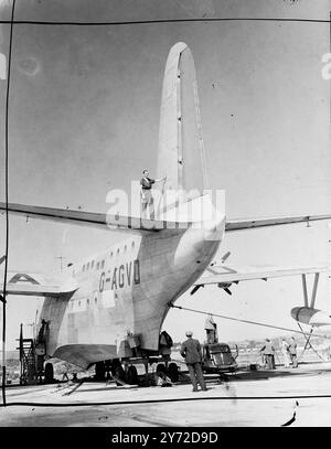 Le plus grand hydravion de Grande-Bretagne, le Short saro Shetland à quatre moteurs, fut lancé à Rochester. L'avion, qui peut transporter 70 passagers avec un équipage de 11 personnes, a une vitesse maximale de 267 mi/h. L'hydravion a une envergure de 150 pieds, une longueur de 110 pieds et un poids total de 130,000lbs. Il a une autonomie de 4 650 miles de croisière à une vitesse de 184 mph et est une version civile du Shetland conçu pendant la guerre, à des fins de service. Deux ponts et des rendez-vous confortables, qui comprennent une promenade et une cuisine entièrement équipée font partie des nouvelles améliorations. 15 septembre 1947 Banque D'Images