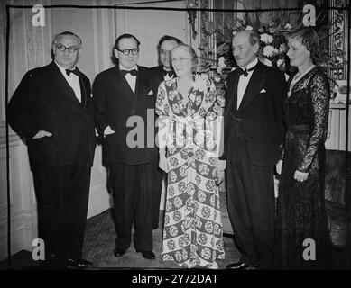 La Compagnie d'opéra d'État de Vienne a commencé sa saison à l'Opéra de Covent Garden avec 'Don Gionanni', avec l'Orchestre philharmonique de Vienne. Le ministre autrichien à Londres, M. Schmid, a reçu M. et Mme Attlee, ainsi que M. et Mme Bevin dans la Royal Box pour marquer l'occasion. La photo montre de gauche à droite : M. Bevin, Dr Schmid, Dr Schoder, Mme Bevin, M. Attlee et Mme Attlee. 16 septembre 1947 Banque D'Images
