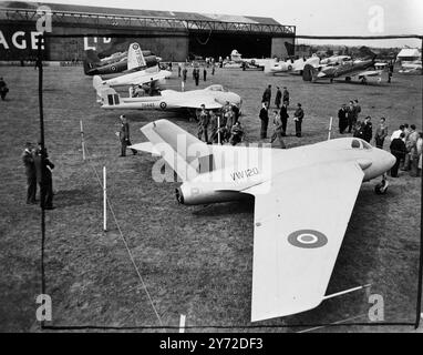 Le plus grand salon aérien mondial stimulera les exportations britanniques. 6000 invités de partout dans le monde assistent à la plus grande exposition d'avions et de mouches du monde qui a ouvert aujourd'hui à l'aérodrome Handley page à Radlett, Herts. Plus de 70 avions différents, allant des avions de ligne géants, des avions militaires propulsés à réaction et des avions privés aux planeurs, là pour attirer les acheteurs étrangers. Le salon est organisé par la Society of British Aircraft Constructors. Photos, une vue de l'avion exposé à Radlett aujourd'hui (mardi). Au premier plan se trouve un de Havilland 108 Vampire, avec un Desford Banque D'Images