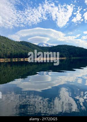 Image verticale de nuages lenticulaires au-dessus du mont Shasta reflétée dans le lac Siskiyou Banque D'Images