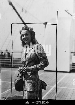 Parmi les passagers à bord du RMS Mauritania, en regardant Southampton aujourd'hui se trouvait la star de cinéma américaine Carole Landis. Elle est ici pour faire un film 'le singe de laiton' dont les séquences ont été 'choquées' tandis que le navire faisait son chemin de Cherbourg à Southampton. 29 août 1947[?] Banque D'Images