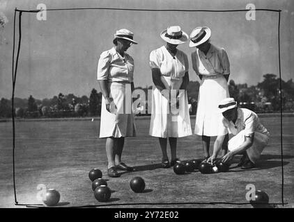 Les championnats de Bowls féminins de l'Angleterre se sont poursuivis aujourd'hui à Wimbledon Park, Surrey. La photo montre: "Measuring up" pendant leur match dans les championnats à Wimbledon aujourd'hui. De gauche à droite, Mme J. McWilliam (Northampton), Mme Ainsley (Worthing), Mme Gomm (Worthing) et Mme R. Dewar (Northampton). 27 août 1947 Banque D'Images