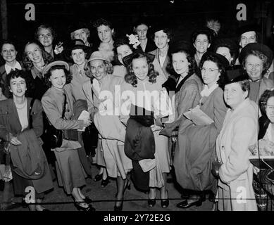 Le paquebot américain "Marine Tiger" a amené à Plymouth plus de 100 enseignants américains qui, pendant un an, suivront des cours dans des écoles britanniques de normes similaires à celles qu'ils ont laissées derrière eux pour aider. Cela fait partie d'un programme d'échange entre enseignants des deux pays. Photos : quelques-uns du groupe de 121 enseignants américains qui sont arrivés au United States Liner Marine Tiger à Plymouth. 26 août 1947 Banque D'Images