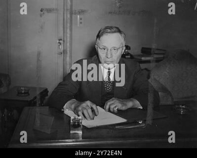 Sur la photo de Londres avant son départ pour la conférence sur l'alimentation et l'agriculture à Genève, M. James Gardiner, ministre canadien de l'Agriculture. 23 août 1947 Banque D'Images