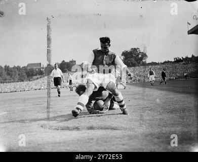 Un million de fans de football ont salué l'ouverture de la saison lorsqu'une table complète de matchs a été jouée dans tous les départements des ligues anglaise et écossaise. Le Highbury Stadium était rempli de spectateurs impatients de voir l'Arsenal ouvrir la saison contre Sunderland, avec Roper, £11 000 de l'ailier droit de Southampton, et £10 000 Macaulay moitié droite de Brentford, faisant leur première apparition pour le côté londonien. Photo montre : le gardien de but de Sunderland Matson plonge pour tenir le ballon aux pieds de McPherson, l'Arsenal devant gauche, lors du match de cet après-midi à Highbury le 23 août 1947 Banque D'Images