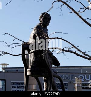 Statue Ivor Novello et Mermaid Quay en arrière-plan, hiver, baie de Cardiff, 2023 Banque D'Images