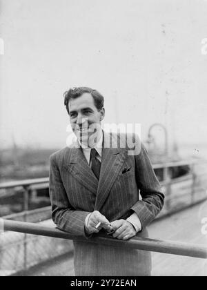 Le célèbre acteur britannique John Mills et sa femme dramaturge Mary Hayley Bell, sont revenus de leur visite en Amérique, sur le paquebot Conard Queen Elizabeth, qui a accosté à Southampton aujourd'hui. John Mills est allé à New York pour faire une apparition personnelle en conjonction avec la projection de son film "Great Expectations" à New York. 21 août 1947 Banque D'Images