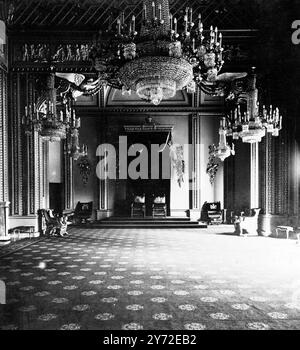 Bien que l'aspect extérieur du palais de Buckingham ait été grandement amélioré au cours des 30 dernières années, il donne encore peu d'indication de la splendeur et de la dignité à l'intérieur. Selon une estimation prudente, les meubles, les tableaux, les tapisseries et les accessoires de la maison londonienne du roi ne peuvent pas valoir moins de 4 millions de livres sterling. Le palais a été construit il y a un peu plus de 120 ans par la rénovation de la maison Buckingham, et comme il se présente maintenant peut être approximativement divisé en 4 sections - les appartements d'état, les appartements semi-état, les appartements de ménage, et les appartements privés. Images : la salle du trône, plus de 60 Banque D'Images