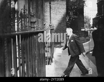 Le nombre de ministres a été vu arriver au numéro 10 Downing Street, ce soir. La réunion, il est entendu, ce qui est l'un de ceux qui sont prévus pour avoir lieu à intervalles tout au long de la pause parlementaire. Images montrent : le très honorable Emanuel Shinwell le ministre du carburant et de l'électricité, vu arriver au numéro 10 Downing Street ce soir. 20 août 1947 Banque D'Images