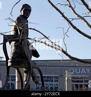 Statue Ivor Novello et Mermaid Quay en arrière-plan, hiver, baie de Cardiff, 2023 Banque D'Images