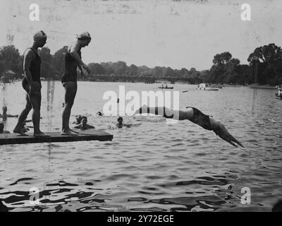 Un événement sportif approprié pour le temps de canicule était l'Association de natation amateur, championnats de longue distance décidés plus de 3 miles dans la Serpentine aujourd'hui. Images : Miss S. Nador quitte les planches pour commencer sa nage, suivie par une autre entrée, Miss E. Hill et Mlle Elsie Hamilton Deane. 16 août 1947 Banque D'Images