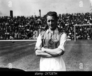 Rouges contre blancs à Highbury. Une foule nombreuse s’est entassée dans le stade Arsenal, Highbury, cet après-midi pour assister à un match entre les 1ère et 2ème équipes d’Arsenal. Archie Macaulay, demi-arrière, et Scottish International de Brentford, qui devrait faire de grandes choses dans le football cette saison, jouaient pour la première fois aux couleurs d'Arsenal. Photos, un gros plan du nouveau joueur d'Arsenal, Archie Macaulay, photographié à Highbury cet après-midi, samedi. 9 août 1947 Banque D'Images