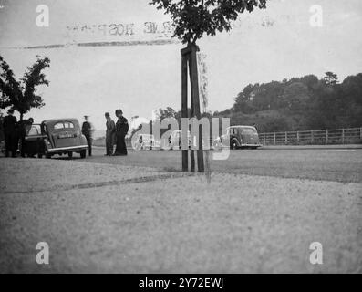 Homme mort en taxi. L'homme, dont l'identité n'a pas été révélée, a été retrouvé mort dans un taxi sur le Portway, Bristol, aux premières heures de ce matin (mercredi). Les officiers du CID de Bristol enquêtent sur les circonstances de sa mort, mais sont actuellement incapables de confirmer ou de nier toute suggestion de jeu grossier. Photos montrent, des policiers regroupés autour du véhicule sur les lieux de l'incident tôt aujourd'hui (mercredi). 6 août 1947 Banque D'Images