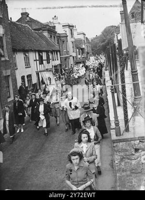 Hastings catholiques en procession au sanctuaire du château en ruine. Le pèlerinage traditionnel catholique romain de l'église Sainte-Marie, étoile de la mer, au sanctuaire en ruines de Sainte-Marie dans le château de Hastings, a eu lieu aujourd'hui (mercredi). Photo montre, la scène pittoresque alors que la procession approchait du château, haut au-dessus de la ville de hastings en arrière-plan. 6 août 1947 Banque D'Images