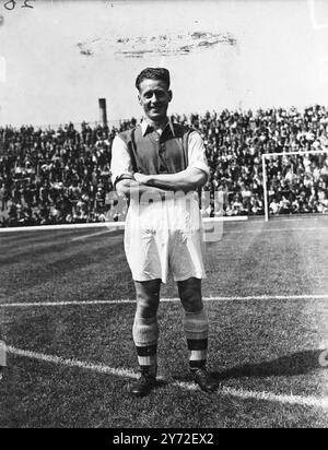 Rouges contre blancs à Highbury. Une foule nombreuse s’est entassée dans le stade Arsenal, Highbury, cet après-midi pour assister à un match entre les 1ère et 2ème équipes d’Arsenal. Archie Macaulay, demi-arrière, et Scottish International de Brentford, qui devrait faire de grandes choses dans le football cette saison, jouaient pour la première fois aux couleurs d'Arsenal. Photos, un gros plan du nouveau joueur d'Arsenal, Archie Macaulay, photographié à Highbury cet après-midi, samedi. 9 août 1947 Banque D'Images