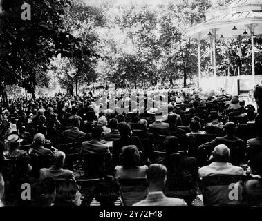 Certains sont restés à la maison. Bien que des centaines de milliers de Londoniens aient déserté la capitale pour la mer et la campagne, il y avait encore un large public assis à l'ombre des arbres à hyde Park pour le concert du dimanche après-midi. Voici quelques-unes des personnes qui sont restées à la maison mais ont eu des vacances ensoleillées en plein air tout de même. 3 août 1947 Banque D'Images