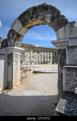 Les parodos ou voie d'entrée du théâtre, , à l'ancienne ville de Philippi, près de Kavala en Macédoine orientale, GRE du Nord Banque D'Images