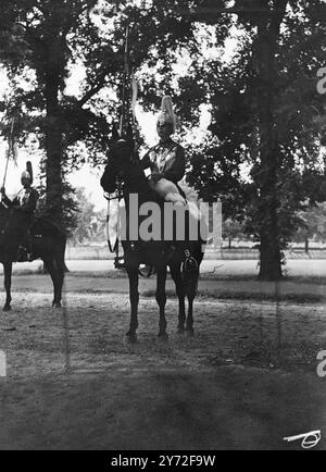 Un spectacle familier à de nombreux Londoniens d'avant-guerre a été vu à Rotten Row, Hyde Park, ce matin, lorsque des membres de la cavalerie domestique, comprenant les Royal Horse Guards et les Royal Life Guards, ont tenu une répétition complète en préparation de la campagne de recrutement qui aura lieu prochainement à Liverpool. 31 juillet 1947 Banque D'Images