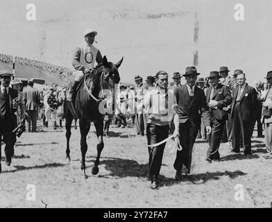 Grande course de la journée, la Stewards Cup, pour le premier jour de la réunion à Goodwood, a été remportée par Closeburn (G. Richards) qui était un cou devant le commissaire (W. Rickaby) avec Fairey Fulmar (T. Gosling) arrivant à la troisième place à une longueur. Closeburn (No.7) avec Gordon Richards, mené après avoir remporté la Stewards Cup à Goodwood. 29 juillet 1947 Banque D'Images