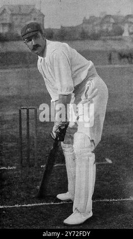 Photo d'archives sportives : Batting : G. Giffen, sa position au guichet (George Giffen d'Australie-Méridionale et d'Australie). Cette photographie est tirée d'une série de tirages photographiques de joueurs de cricket de l'époque victorienne. Ils ont été publiés en 1897. Beaucoup apparaissent posés, à des fins d'instruction. Banque D'Images