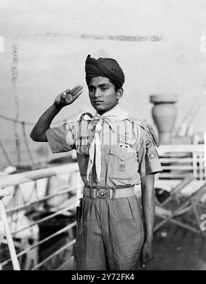 150 Boy Scouts indiens participeront au jamboree mondial à Moisson, près de Paris, est arrivé à Southampton. Avant d'aller en France, ils passeront une quinzaine de jours à visiter en Angleterre. Sa Majesté le Roi rencontrera les 500 Scouts au Palais de Buckingham. Les images montrent : un bon type de Scout indien fait des images impressionnantes qu'il fait le salut Scout à bord du SS Alcantara à Southampton. 24 juillet 1947 Banque D'Images