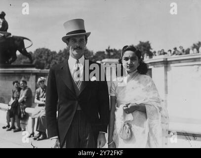 Leurs Majestés le Roi et la Reine ont organisé une fête dans le jardin l'après-midi dans les jardins du Palais de Buckingham. Parmi les invités présents se trouvaient M. H.C.D. Irwin, membre de la Burma Shell Comapny à Bombay, et son épouse Mme Irwin, fille de M. B.C. Dutt, comptable général à Bombay. 25 juillet 1947 Banque D'Images