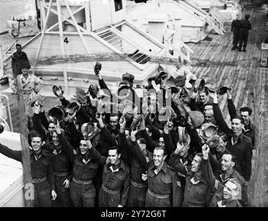 Le cadre du 1er Bataillon Gloucester Regiment est arrivé à Southampton aujourd'hui à bord du SS 'Mooltan' en provenance de l'Inde, où les hommes sont stationnés depuis 19 ans. Composé de 43 hommes, pour les adjudants et 7 bureaux, le cadre a été accueilli à son retour par le noyau du régiment de Gloucester, le secrétaire général Sir Edward Weatherall. 11 juillet 1947 Banque D'Images