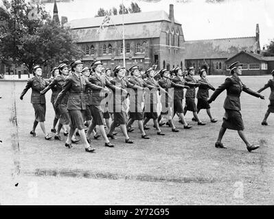 Les diplômés de l'école de formation des officiers subalternes de l'A.T.S., (Auxiliary territorial Service), qui sont tous venus des rangs, ont tenu leur défilé de disparition au Old Imperial services College, Windsor, en présence du général Sir Richard O'Connor, adjudant général de l'armée britannique. - - Spectacles de photos : leur grand jour! Les 26 nouveaux officiers dont l’âge moyen est de 22 ans, défilent avec une vraie précision militaire sur le terrain de parade pendant la cérémonie. - - 3 juillet 1947 Banque D'Images