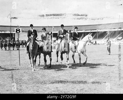 Le premier salon international du cheval d'après-guerre, dans lequel des équipes de Grande-Bretagne, de France, de Belgique, d'Italie et d'Irlande sont représentées, ouvert à la White City, Londres, aujourd'hui. Les membres de la famille royale assisteront au spectacle, qui se termine vendredi avec la remise des trophées par le maréchal Lord Wavell. Spectacles de photos : L'équipe belge représentant son pays dans le 'défilé de bienvenue' pour les visiteurs de l'étranger participant au salon international du cheval, est photographiée à la ville Blanche cet après-midi. 7 juillet 1947 Banque D'Images